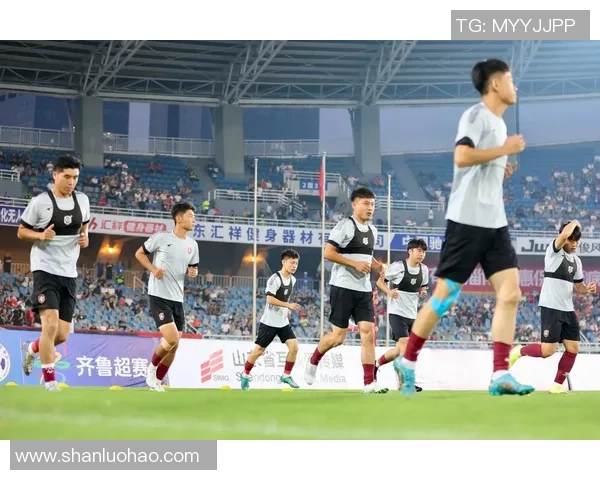 足球的跑步技巧与训练方法探讨提升运动表现的关键因素